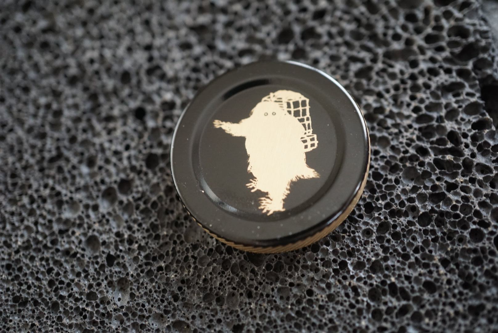 Japanese Sake Bottle Cap Magnets – Handmade Art Set (6 Pieces, Heritage Black Collection)❸