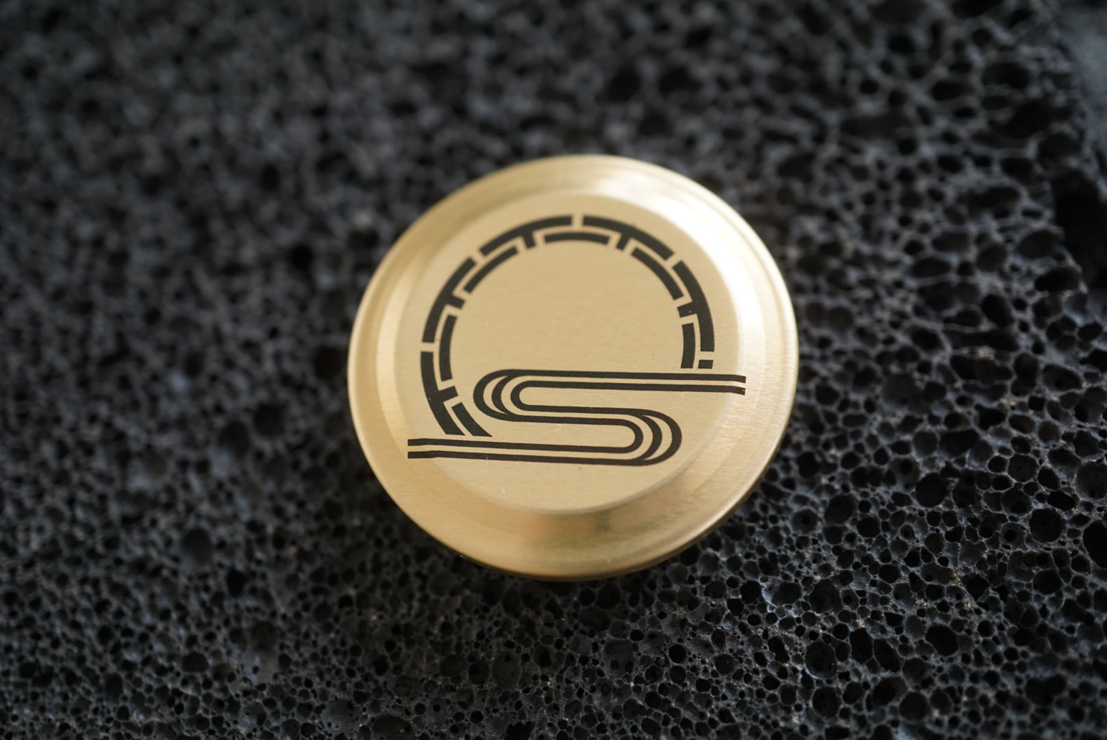 Japanese Sake Cap Magnet Set – Minimal Gold & Black Edition❻