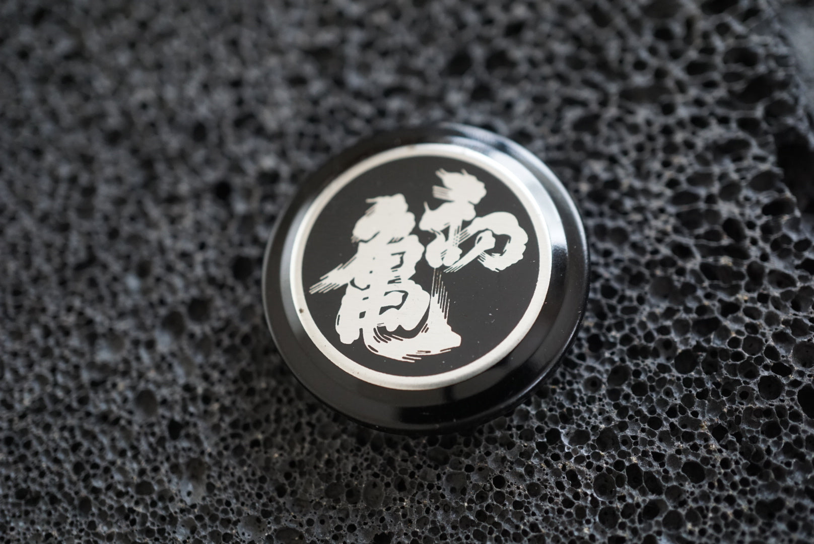 Japanese Sake Bottle Cap Magnets – Handmade Calligraphy Art Set (6 Pieces, Black Edition)❷