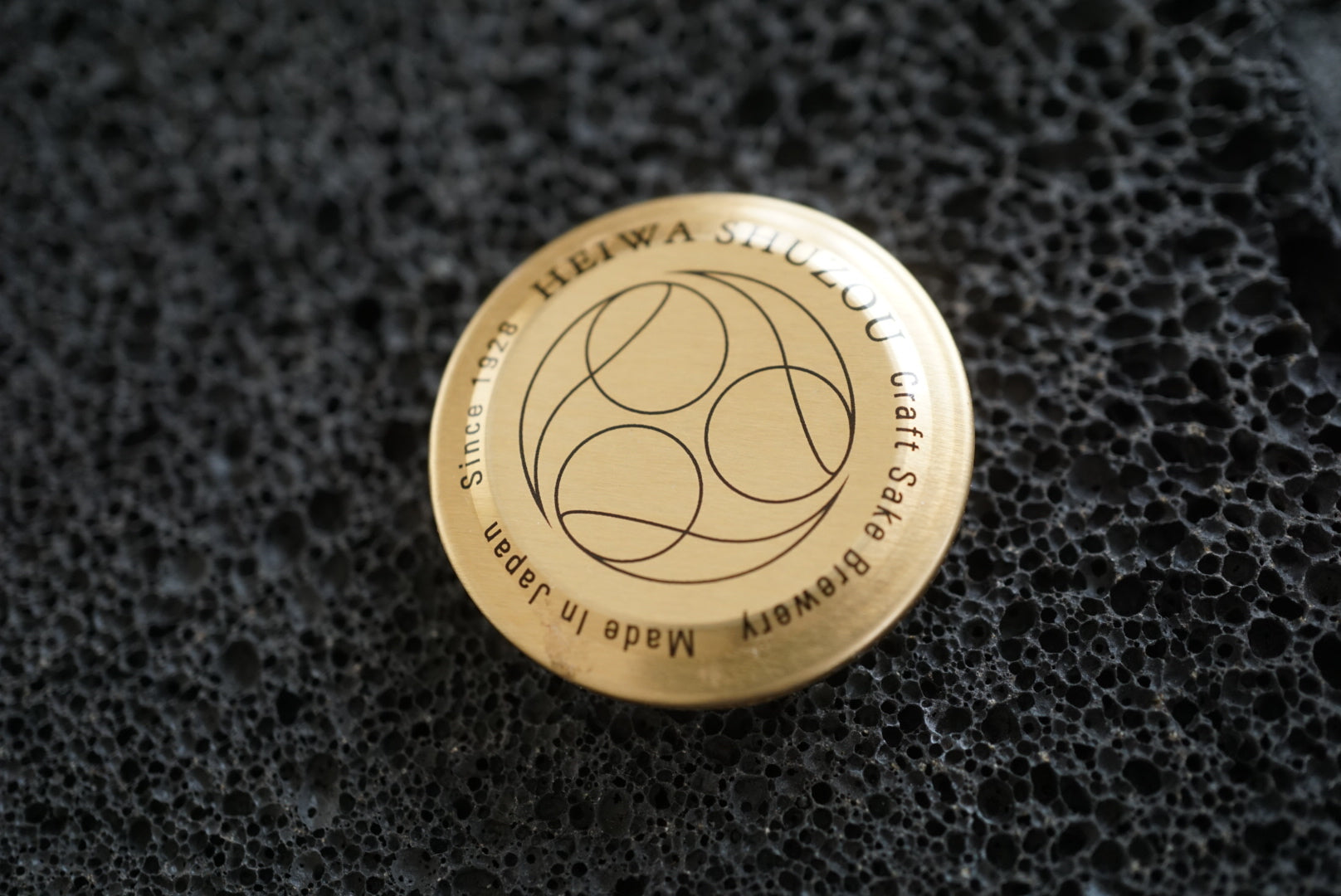 Japanese Sake Bottle Cap Magnets – Handmade Art Set (6 Pieces, Heritage Black Collection)❸