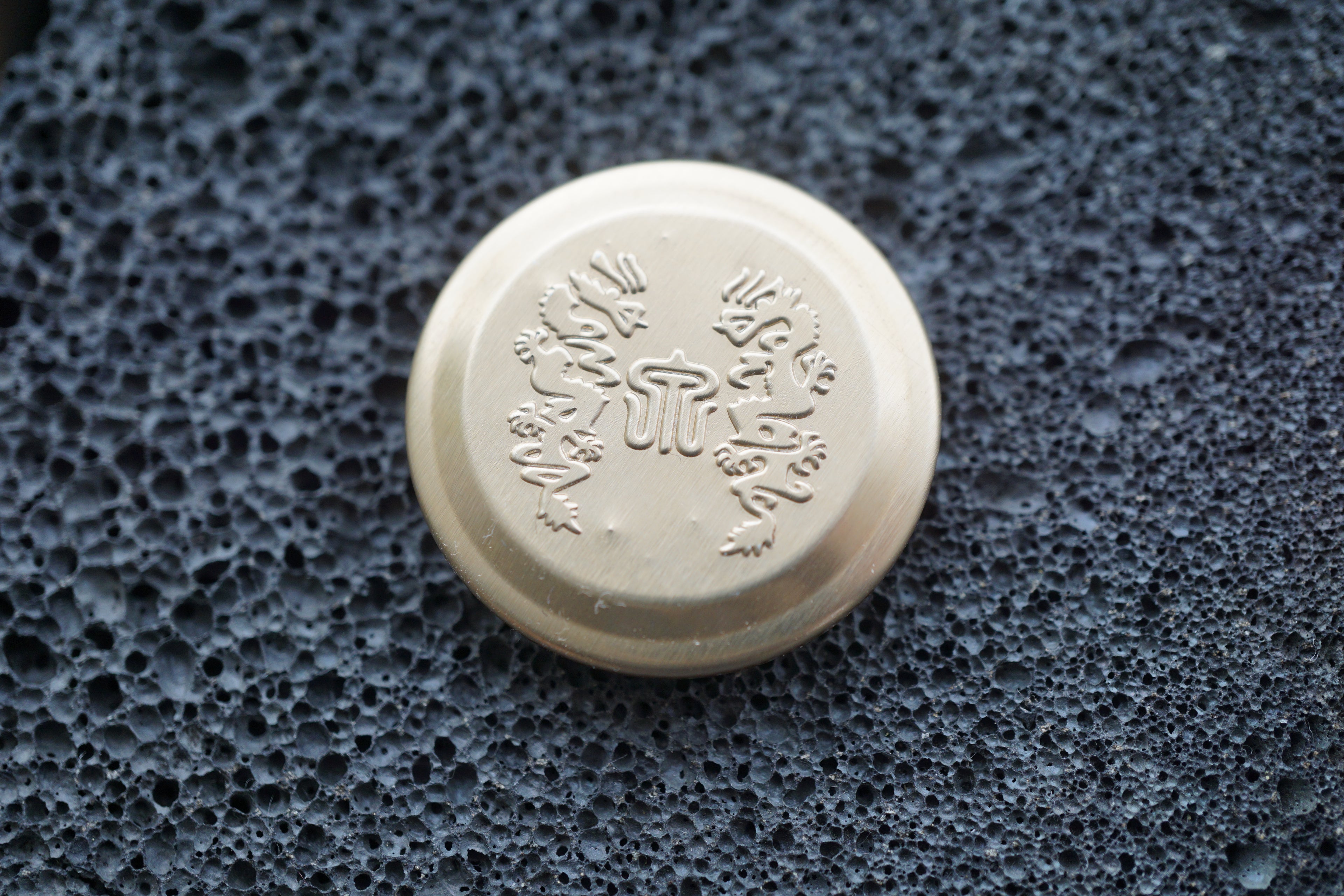 Japanese Sake Cap Magnet Set – Minimal Gold & Black Edition❻