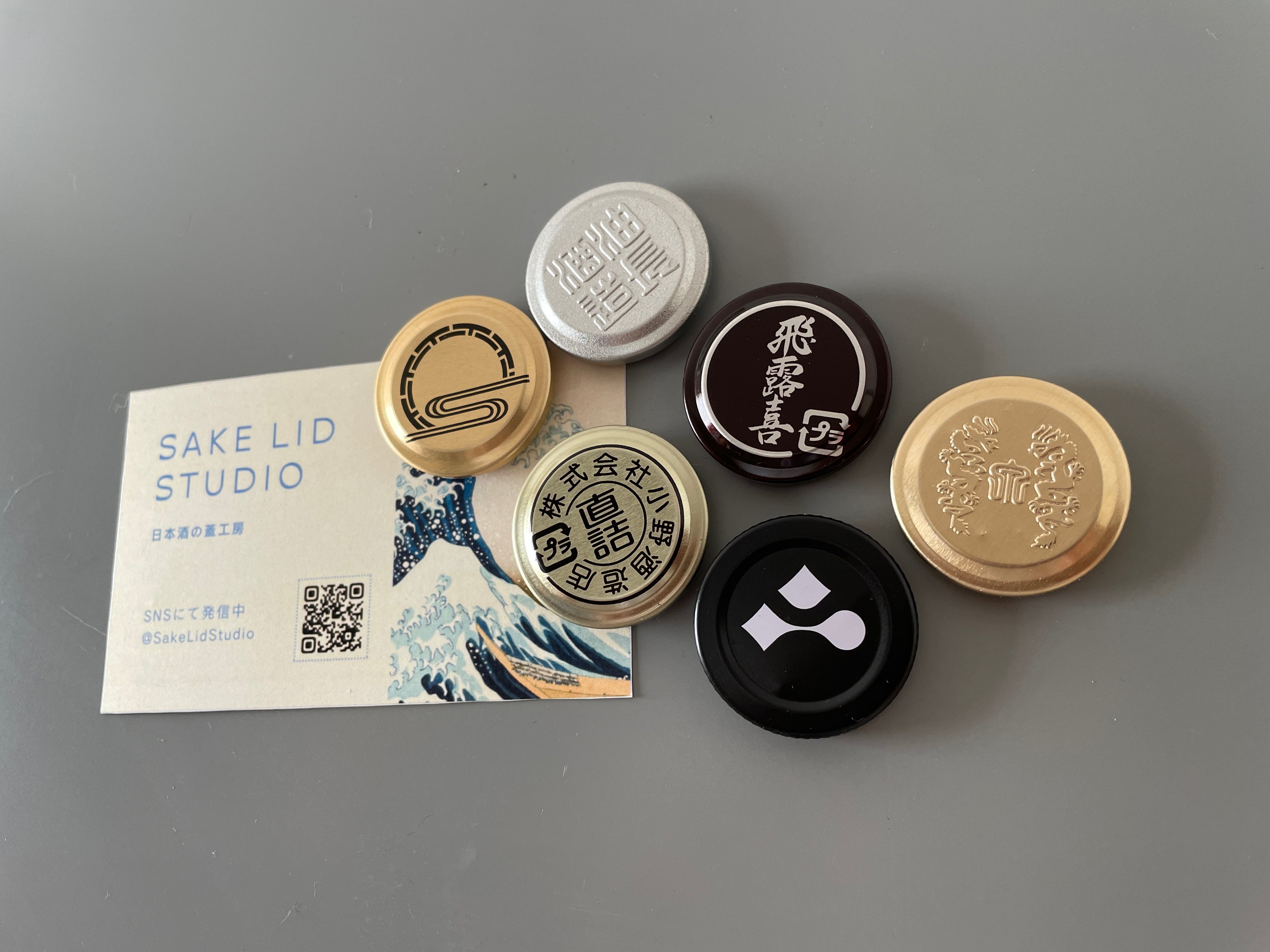 6 Unique Japanese Sake Cap Magnets – Handmade Art Set (Black & Gold Collection)❶