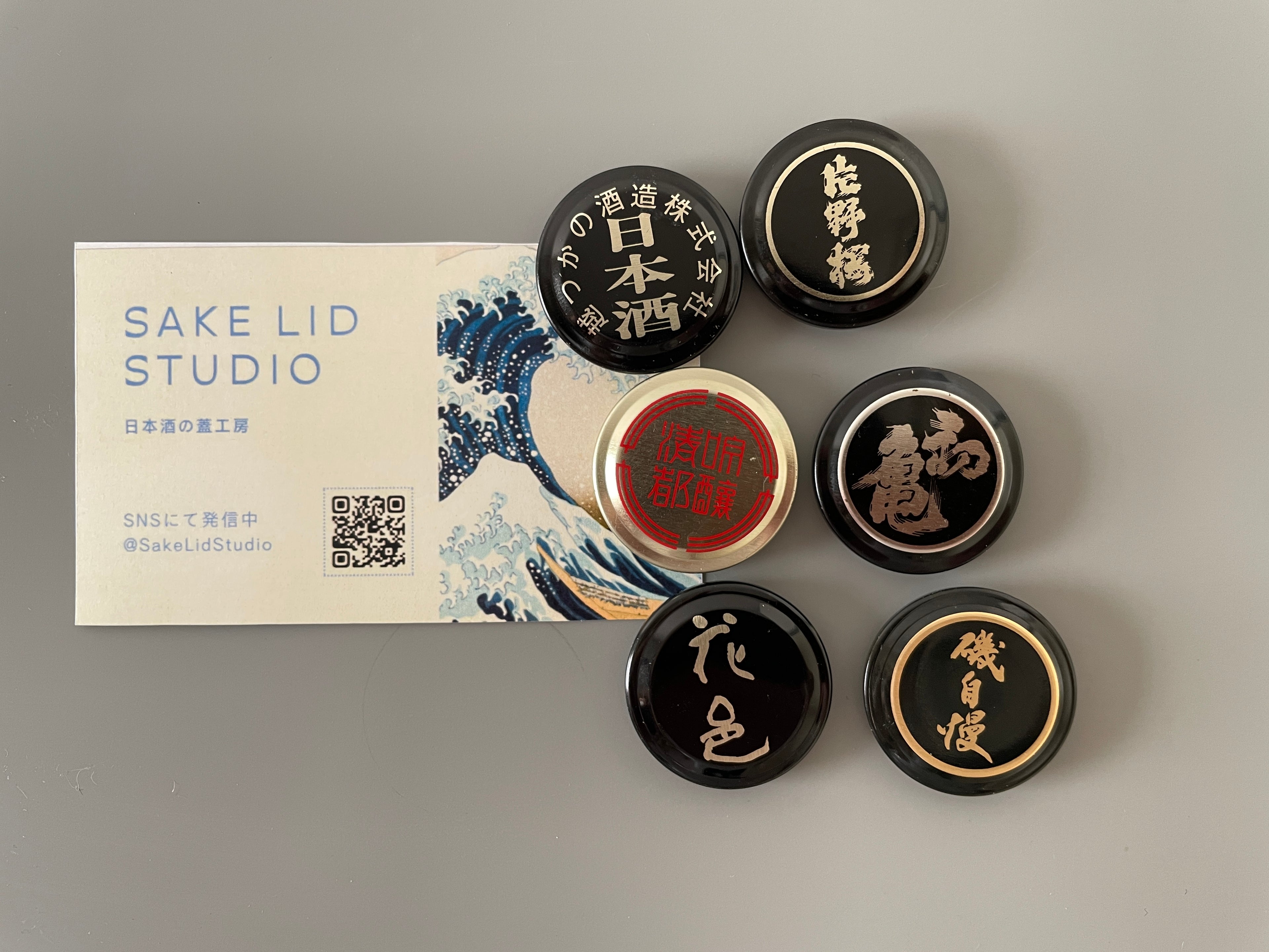 Japanese Sake Bottle Cap Magnets – Handmade Calligraphy Art Set (6 Pieces, Black Edition)❷