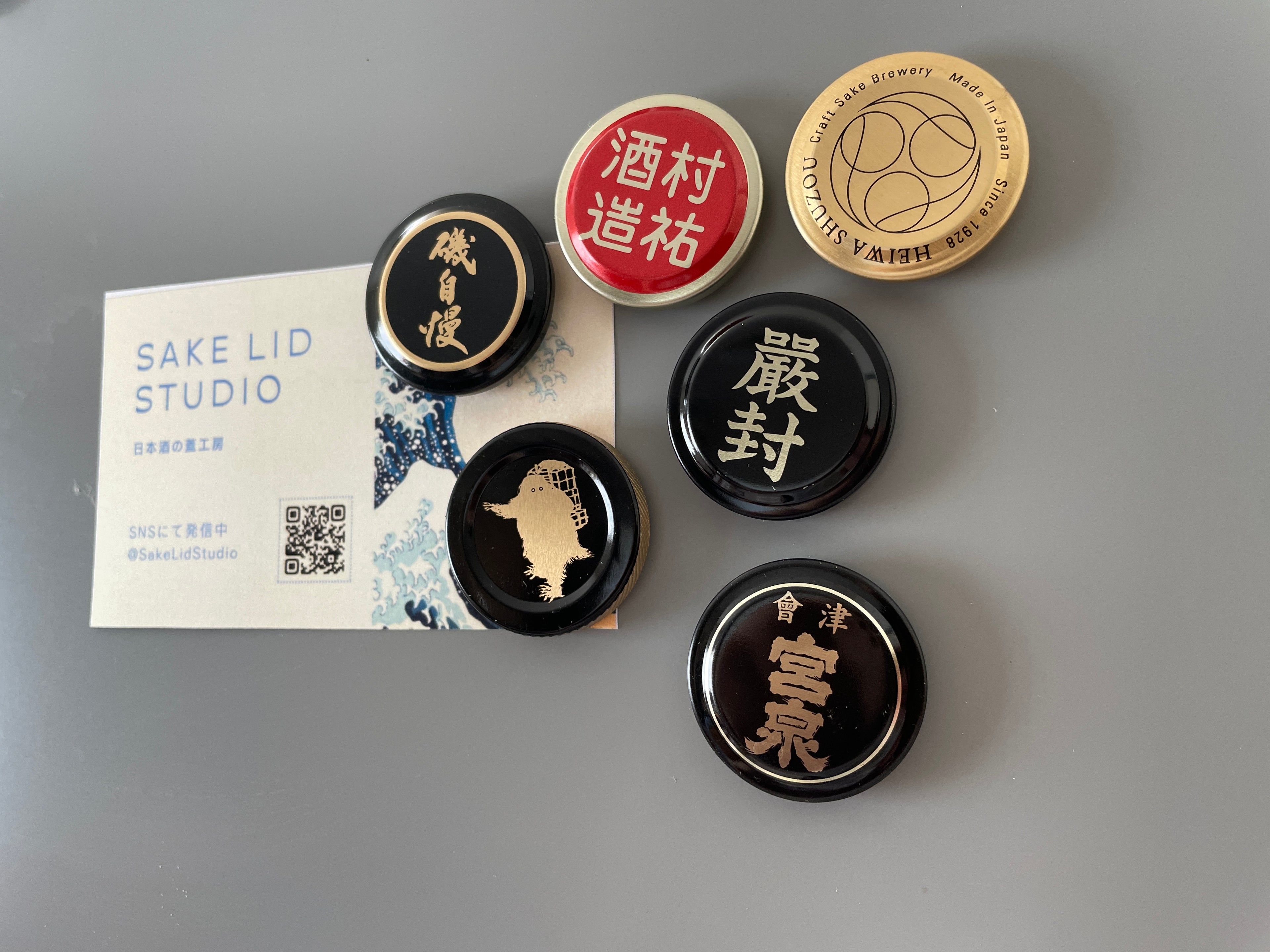Japanese Sake Bottle Cap Magnets – Handmade Art Set (6 Pieces, Heritage Black Collection)❸